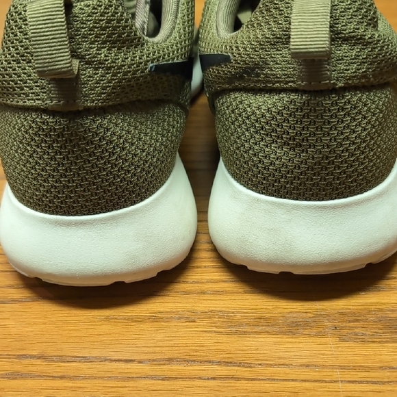 Nike Roshe Runners Green Sneakers - Picture 6 of 9